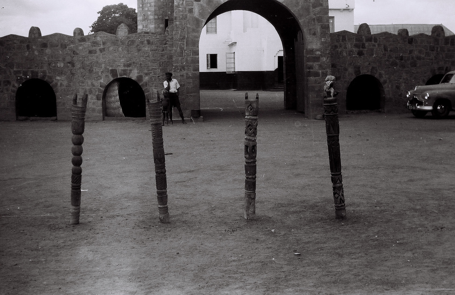 Geschnitzte Holzpfosten vor dem Tor zum Emir's Palace in Ilorin