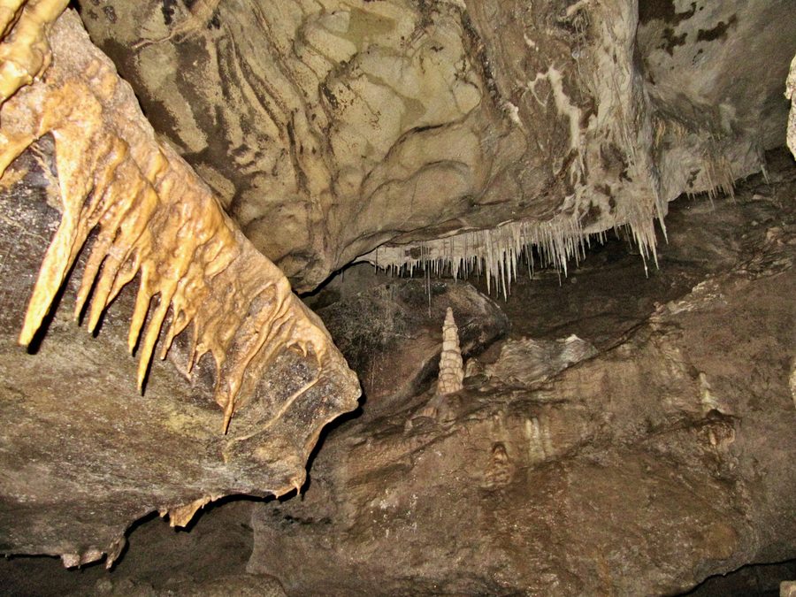 Сталактиты и сталагмиты в Nikau Cave