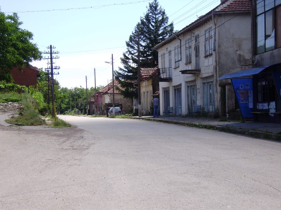 Главная улица в деревне Белимел