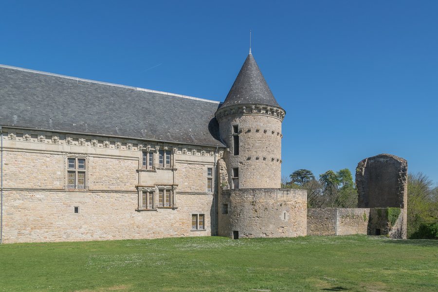 File:Castle of Assier 04.jpg