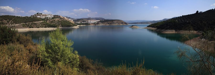 Панорамный вид на водохранилище Иznájar в Кордове