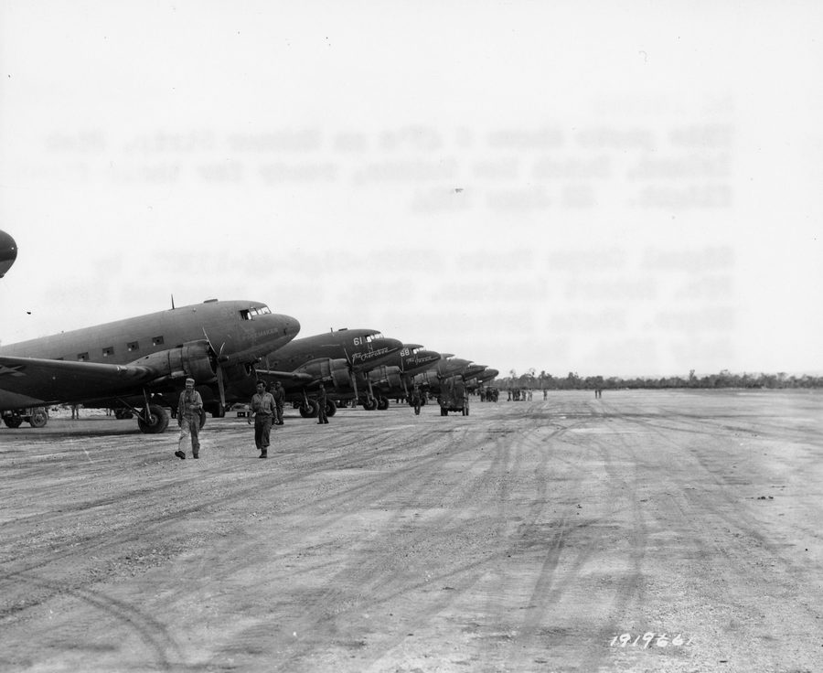 Самолет C-47 на полосе Мокнер на острове Биак в 1944 году