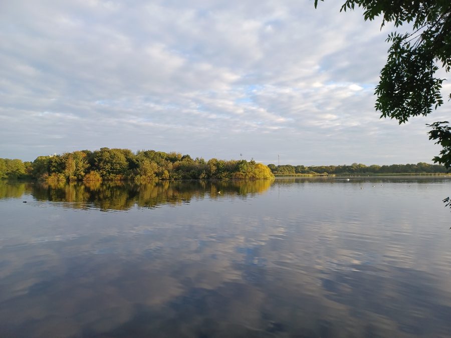 Озёрный ландшафт в Уттерслев-Мозе в Копенгагене