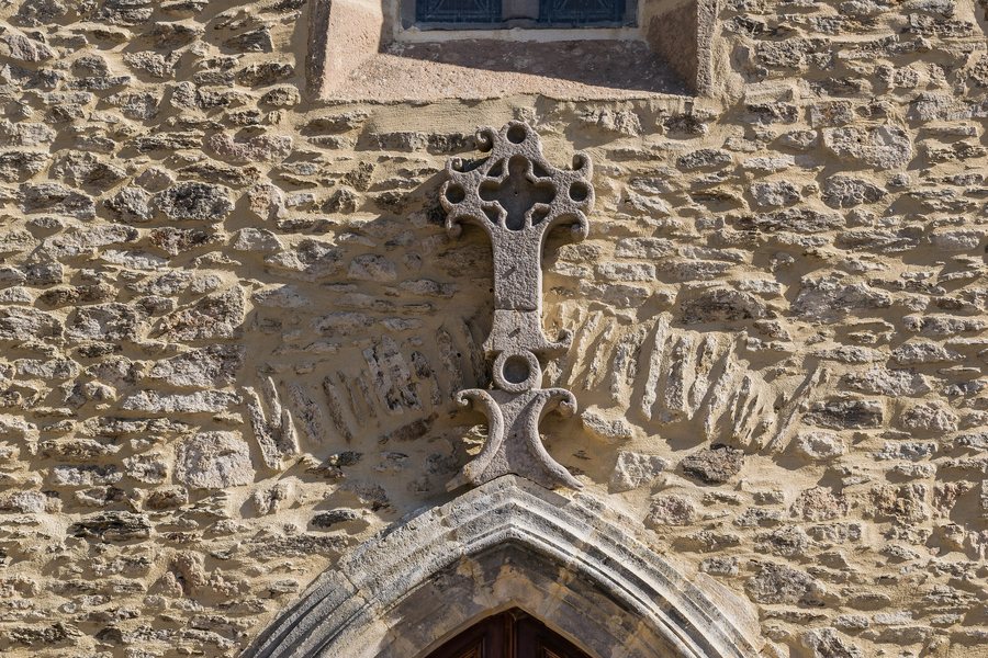 File:Church in Vezins-de-Levezou 03.jpg