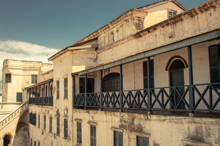 Замок Cape Coast Castle на побережье Ганы