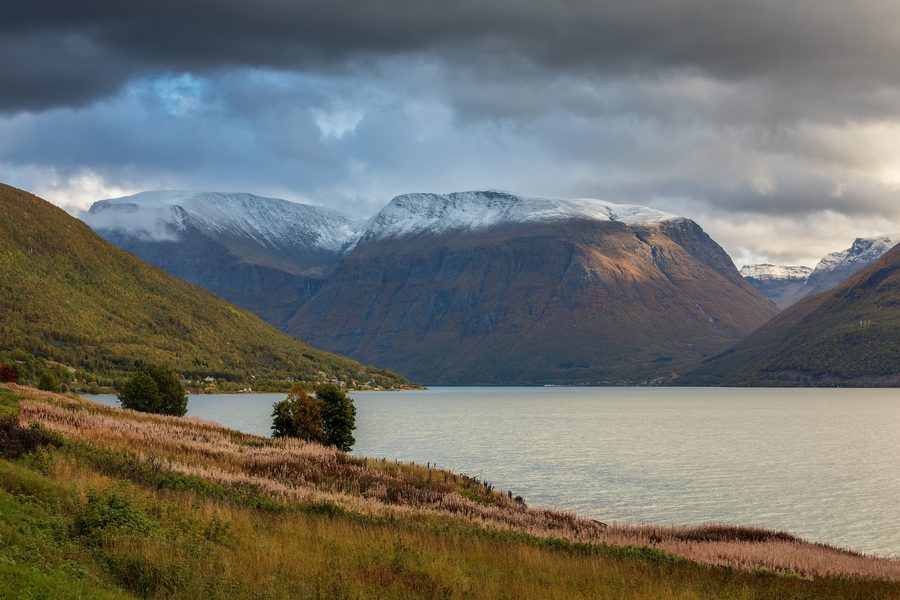Ufer des Kåfjords und der Berg Isfjellet bei Olderdalen in Kåfjord