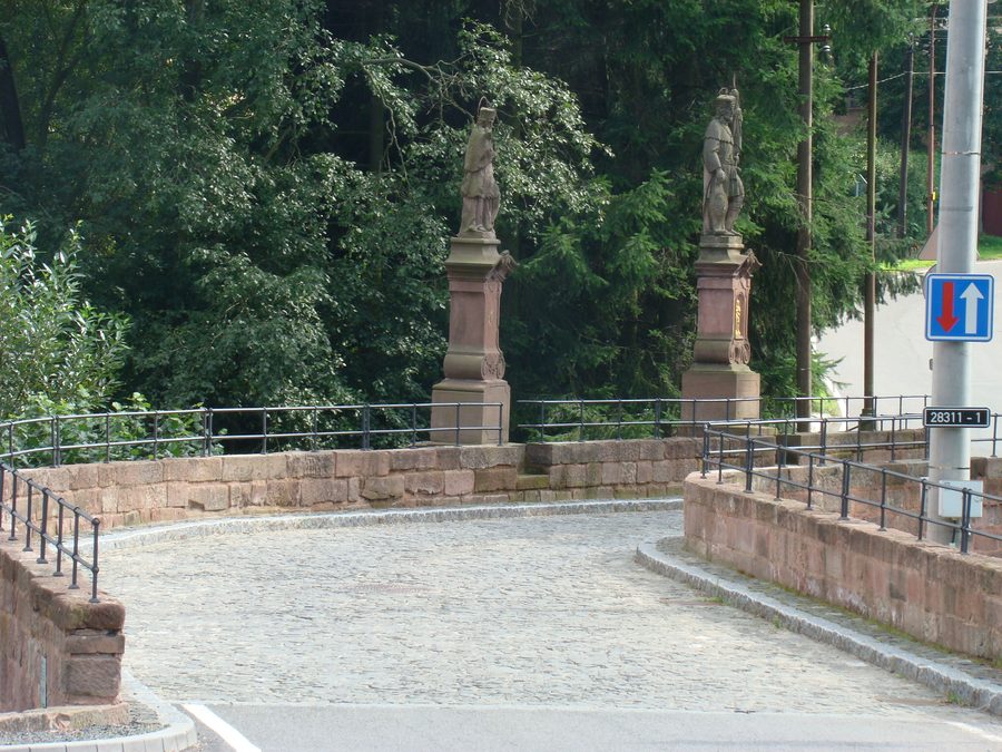 Historische Steinbrücke von 1822 über die Oleška in Libštát