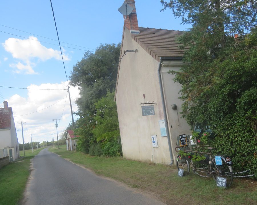 File:Véloroute Coeur de France à Thésée. BistroVélo.jpg