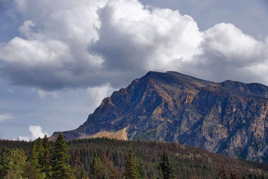 Гора Монт-Хардисти на Parkway Icefields в национальном парке Джаспер в Альберте