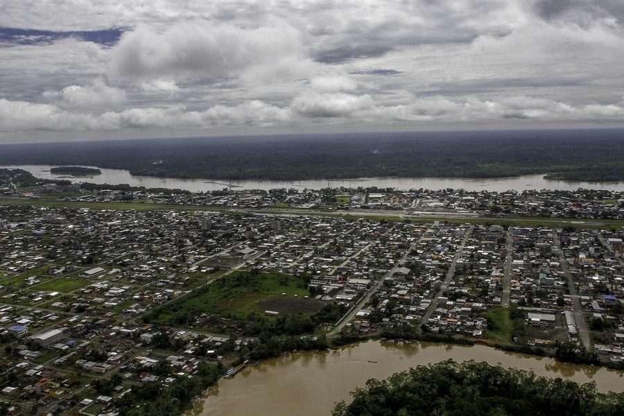 Luftaufnahme von Puerto Francisco de Orellana mit dem Río Payamino im Vordergrund und dem Río Coca im Hintergrund