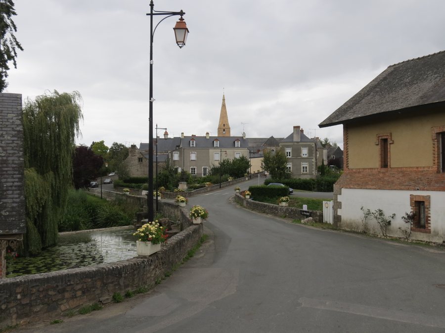 File:Le Bourg-d'Iré - vue générale.JPG