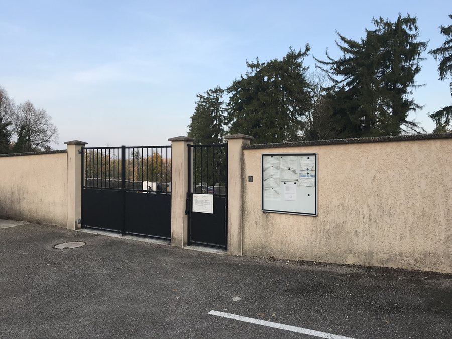 File:Cimetière de Mollon (Villieu-Loyes-Mollon, Ain, France) en novembre 2017 - 0.JPG