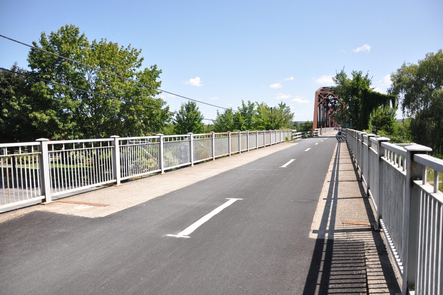 Тропа Fredericton Trail с видом на мосты через реку.