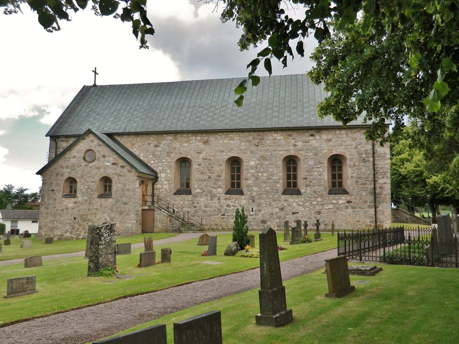 Außenansicht der Halltorps kyrka in Halltorp, Schweden