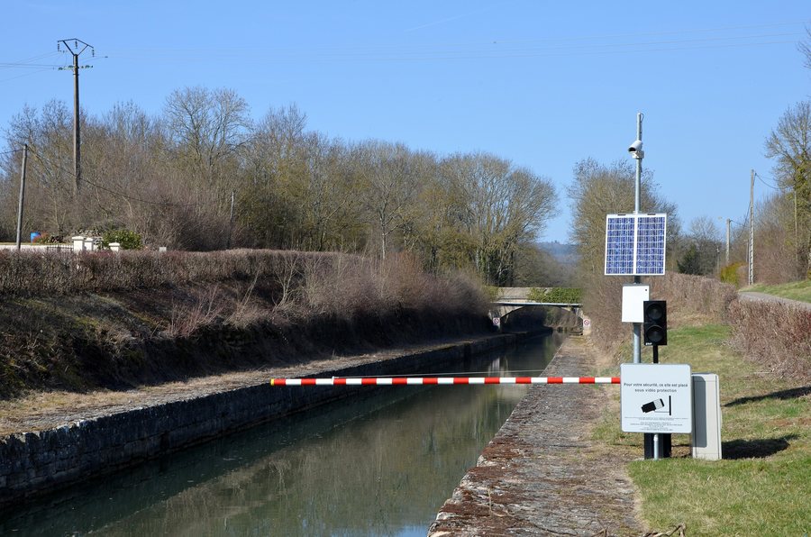 File:Sortie du tunnel du canal de Bourgogne pres de Créancey DSC 0307.JPG