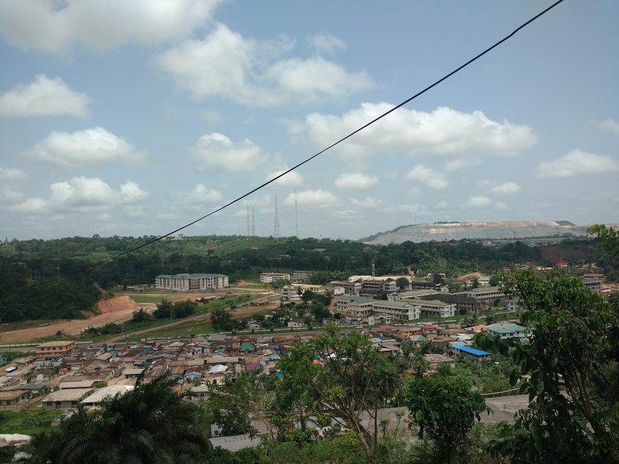 Blick auf die University of Mines and Technology (UMaT) und den Vorort Nkamponanse in Tarkwa, Ghana.