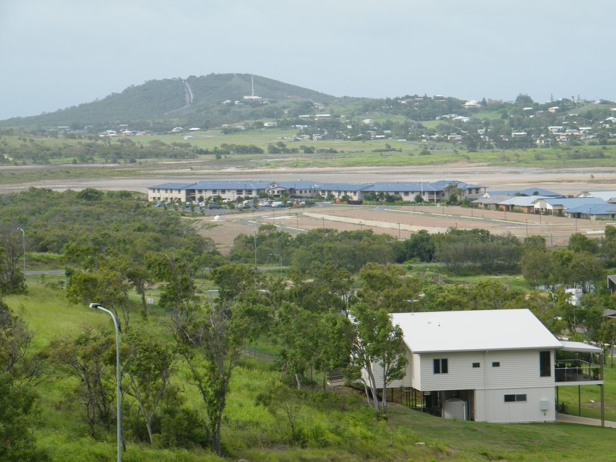 Blick von einem Hügel über die Küstenlandschaft von Zilzie in Queensland