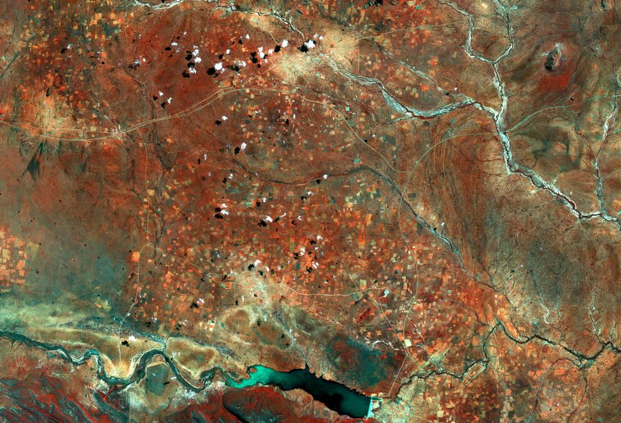 Satellitenansicht des Central District in Botswana mit Flüssen, Straßen, Siedlungen und Vegetationsflächen