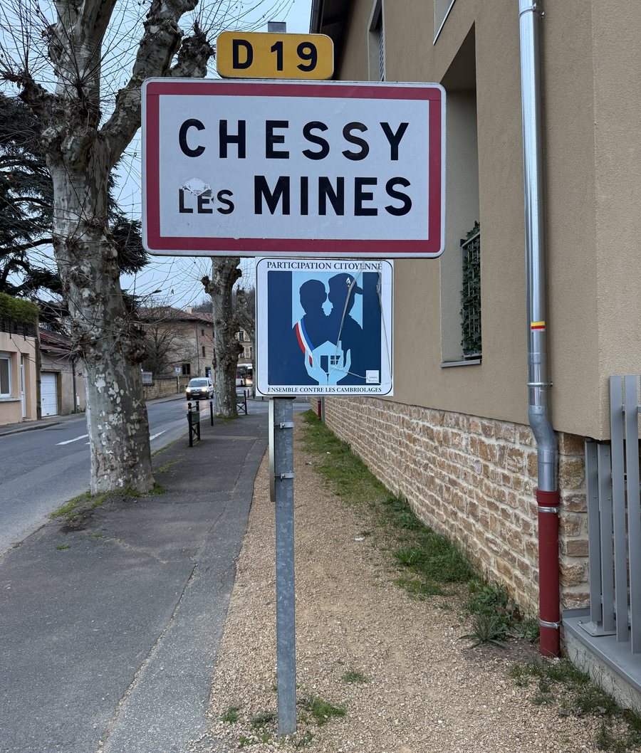File:Panneau Entrée Chessy Mines Avenue Gare - Chessy (FR69) - 2026-03-06 - 1.jpg