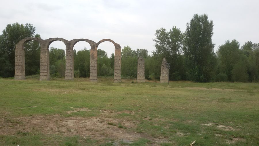 Римский акведук в Акви-Терме, Италия