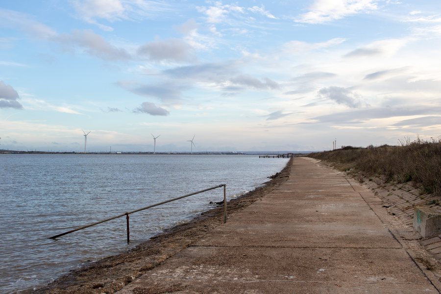 File:Footpath, Isle of Grain - geograph.org.uk - 8190543.jpg