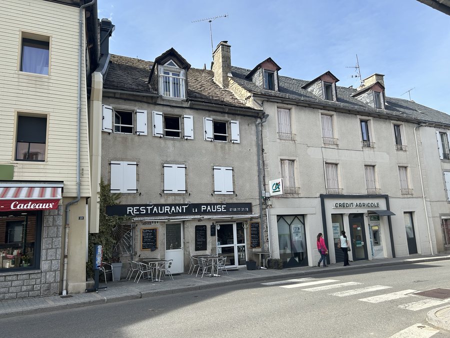 File:Peyre en Aubrac - boutiques au centre d'Aumont-Aubrac.jpg