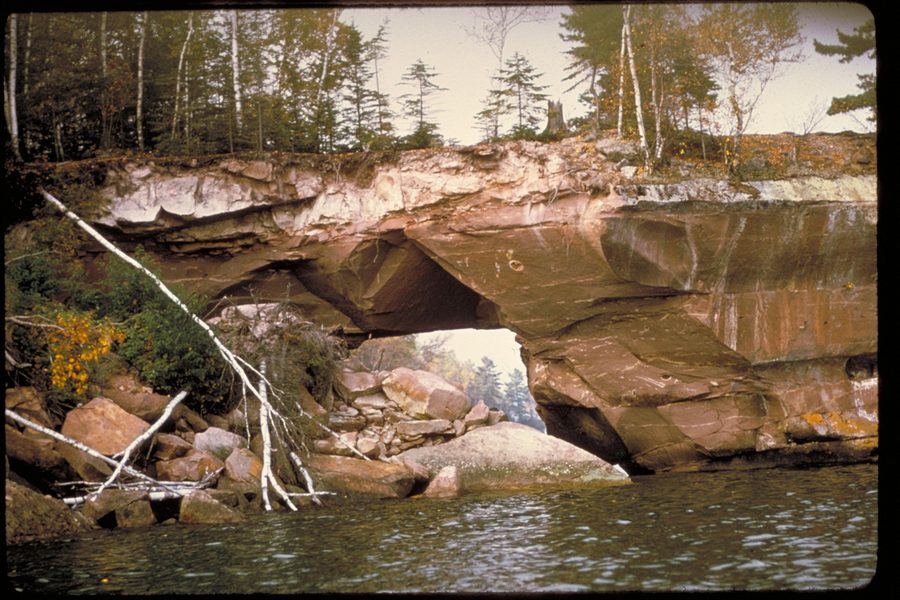 Скалистое побережье и морские пещеры в Apostle Islands National Lakeshore на озере Верхнее.