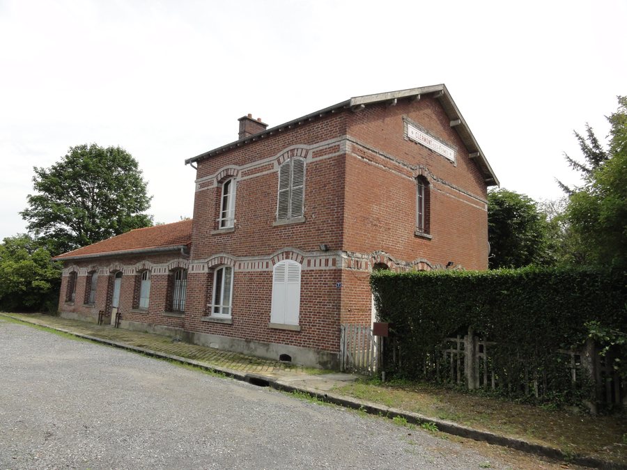 File:Clermont-les-Fermes (Aisne) ancienne gare.JPG