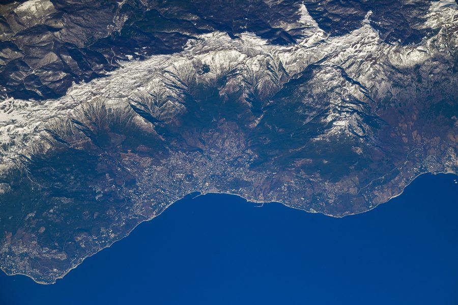 Ялта на южном побережье Крыма на фоне Крымских гор, вид из космоса.