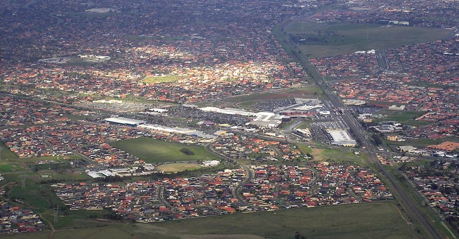 Luftaufnahme von Taylors Lakes, einem Vorort von Melbourne in Victoria