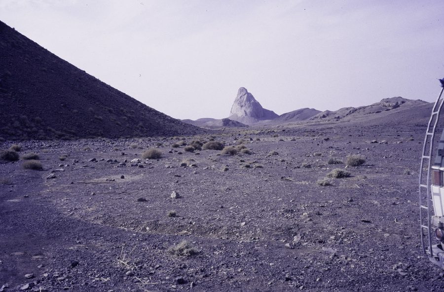 Zerklüftete Felsformation und Berghang in der Wüstenlandschaft des Ahaggar bei Tamanrasset