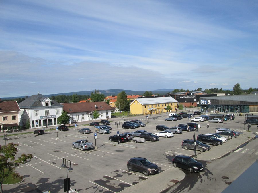 Blick von oben auf den Marktplatz Elverum Torg