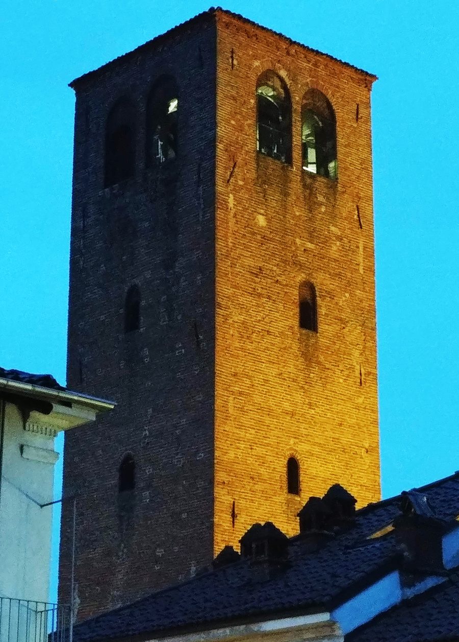 Torre Civica di Piazza Vische в Крешентино