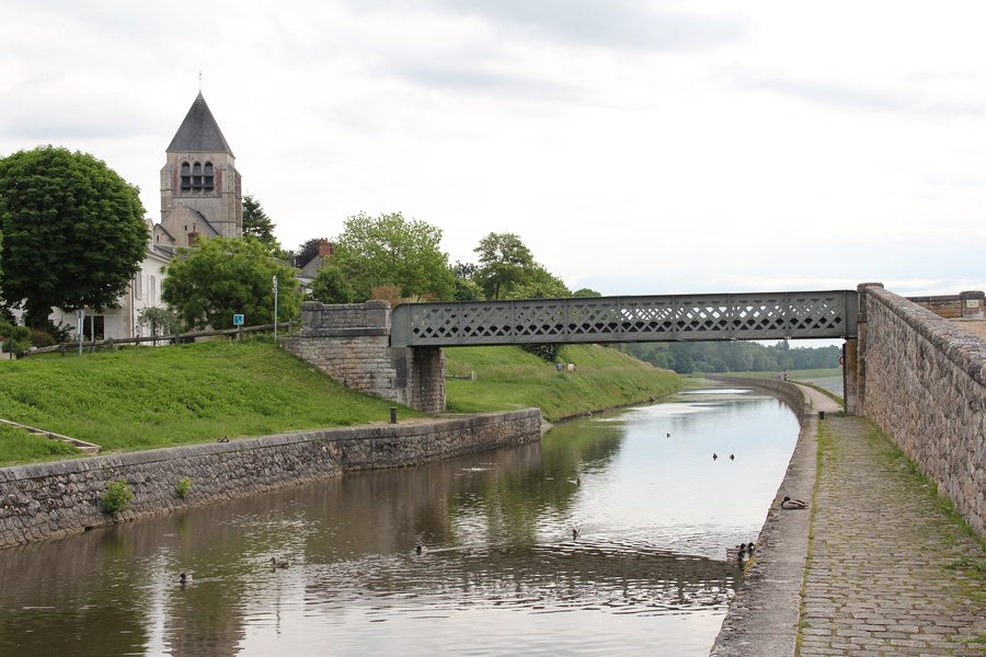 File:Saint-Jean-de-Braye - Loire river and Saint-Jean-Baptiste Church - 1.jpg