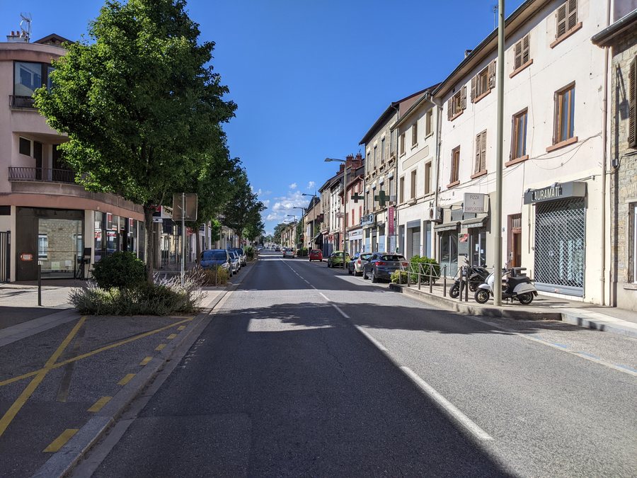 File:Champagne-au-Mont-d'Or - Avenue de Lanessan direction nord (août 2022).jpg