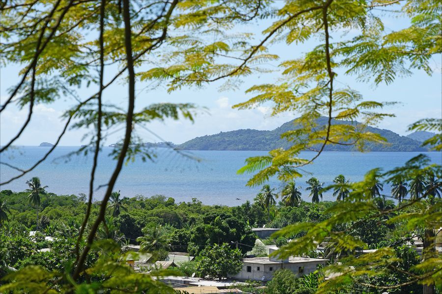Blick auf die Lagune von Dembéni auf Mayotte, im Hintergrund Petite-Terre