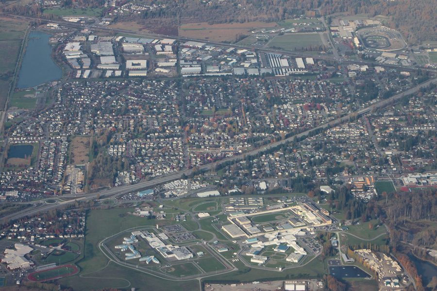 Вид с воздуха на Монро в штате Вашингтон с State Route 522 и Monroe Correctional Complex