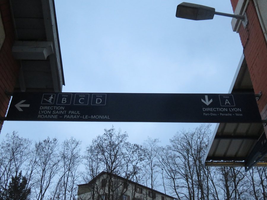 File:Gare de Lozanne - Panneau indiquant les voies (janv 2019).jpg