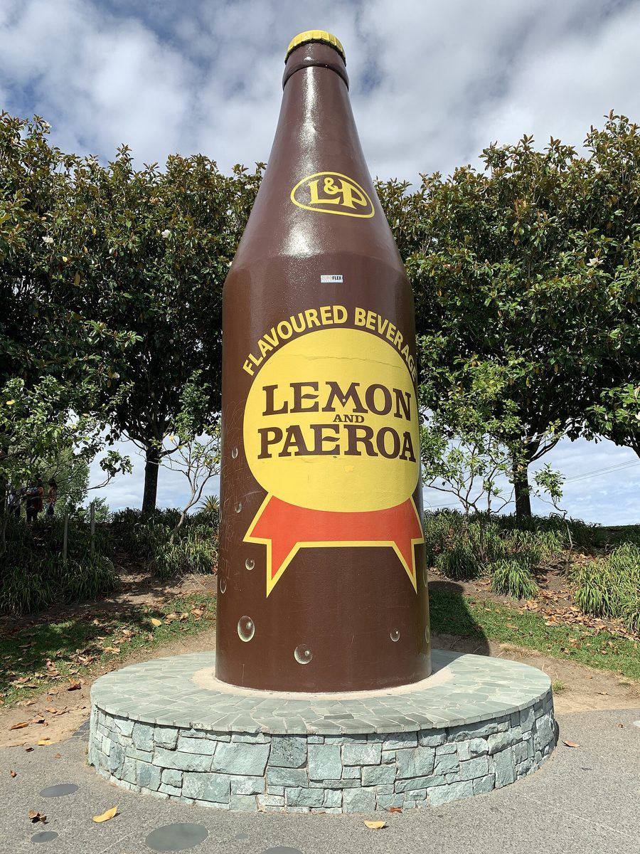 Большая достопримечательность в виде бутылки Lemon and Paeroa в Паэроа