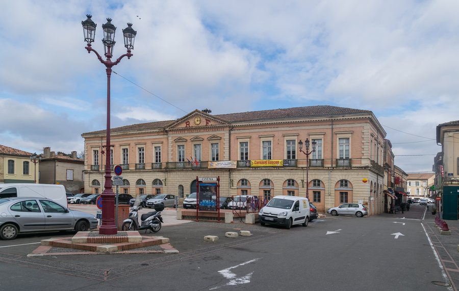 File:Town hall of L'Isle-Jourdain (1).jpg