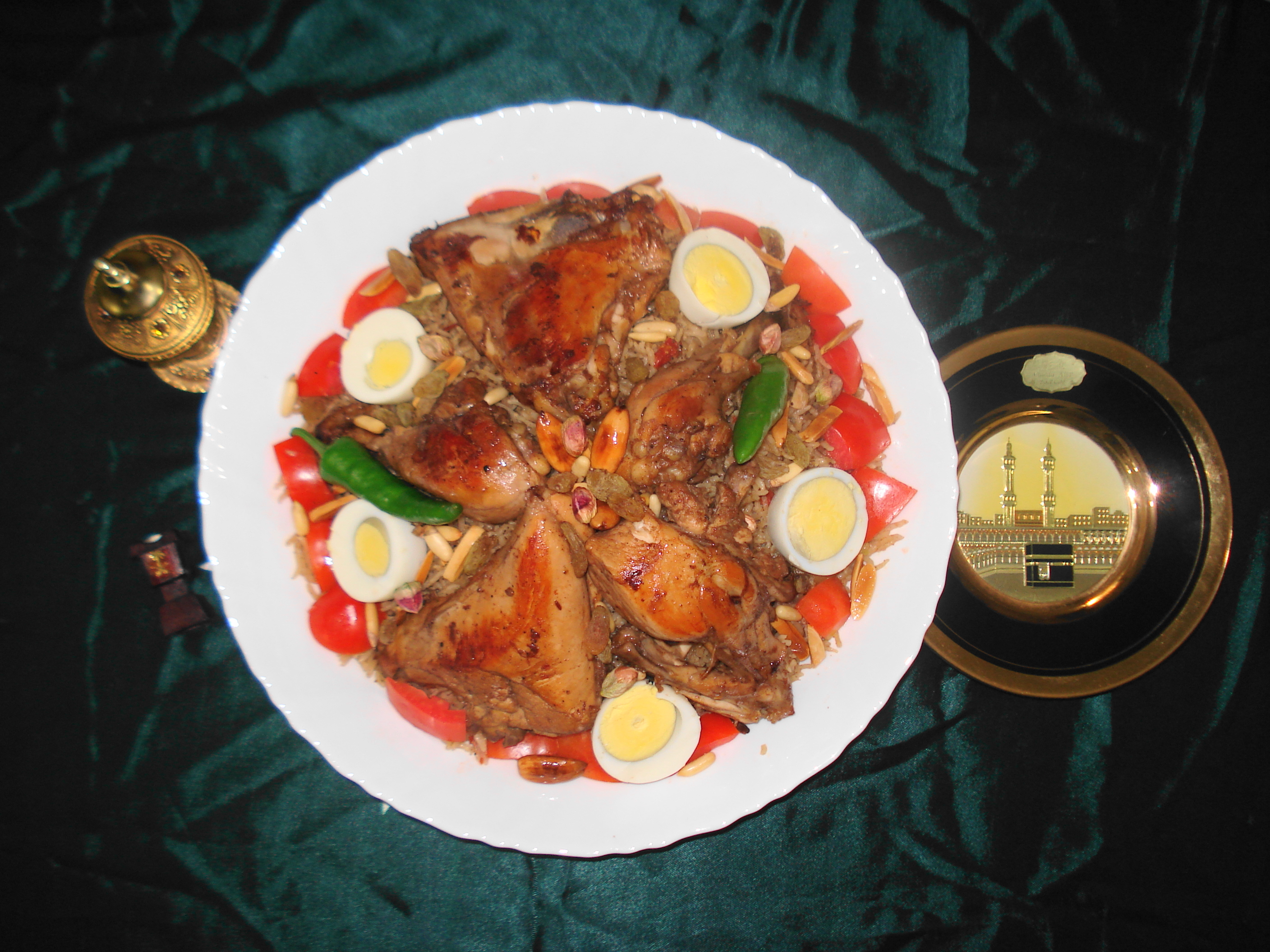 Тарелка с кабсой, пряным рисом и мясом