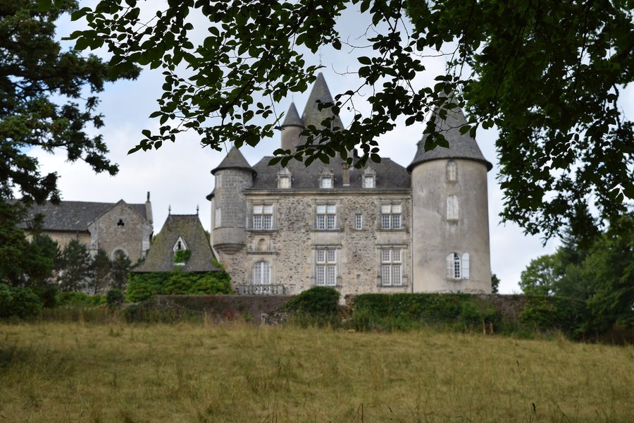 File:Arrière du château de Seilhac.JPG