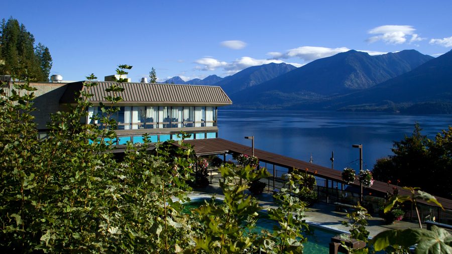 Вид с балкона на тёплый бассейн Ainsworth Hot Springs и прилегающее озеро