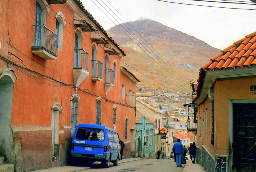 Straße in Potosí mit dem Cerro Rico im Hintergrund