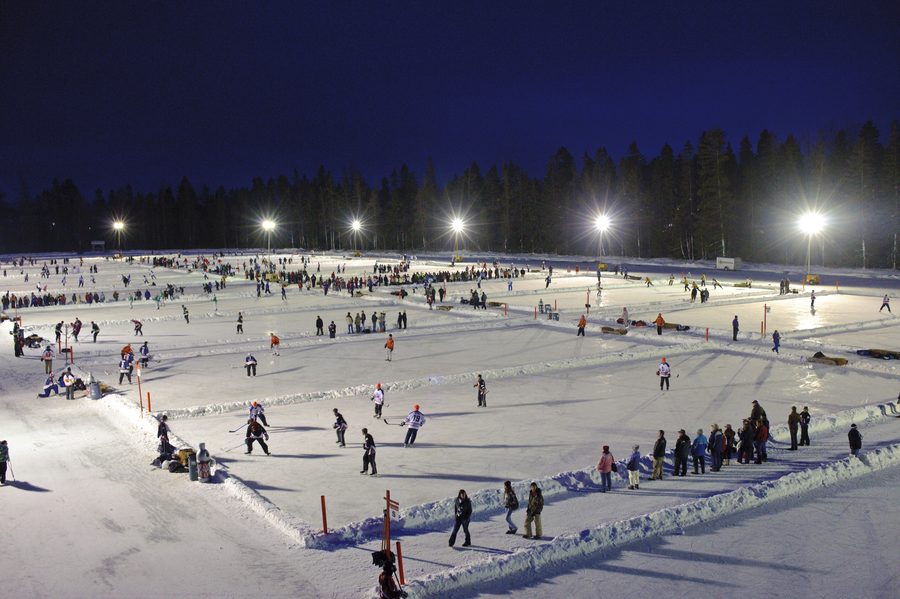 Игроки на World Pond Hockey Championship в Plaster Rock на замёрзшем пруду