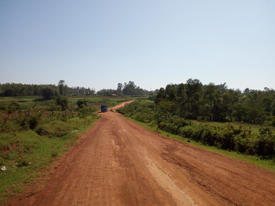 Ländliche Straße außerhalb von Bungoma Town in Kenia