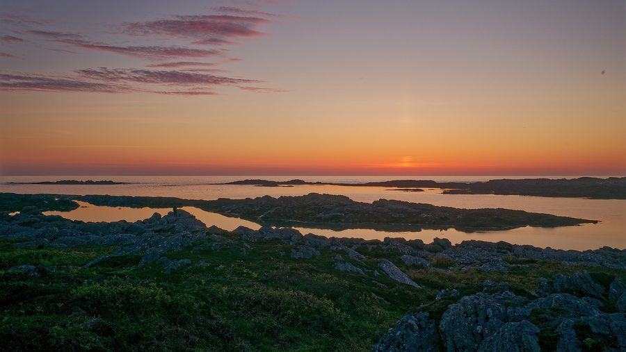 Küstenlandschaft bei Port Mòr auf der Isle of Colonsay bei Sonnenuntergang