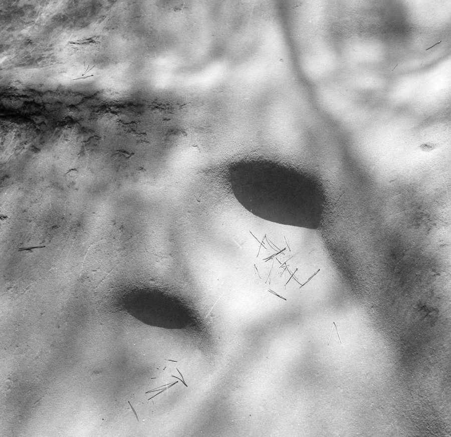 File:Lamanon - Grottes de Calès - rock - eroded steps (archival).png