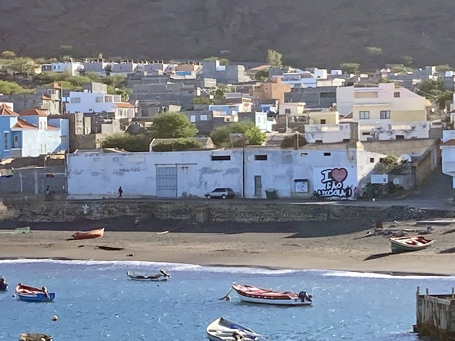 Küste von Tarrafal de São Nicolau am frühen Morgen