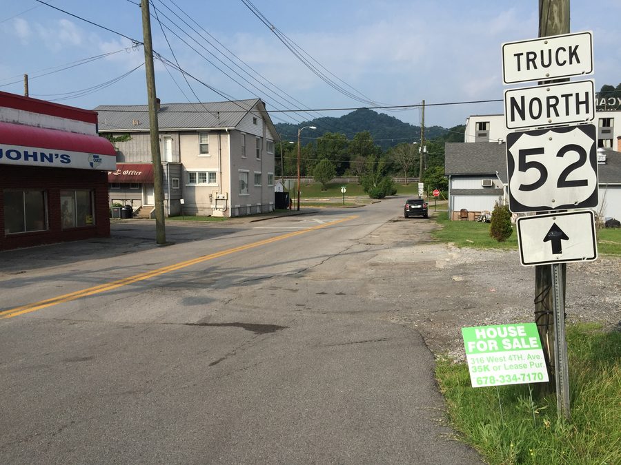 Вид на север вдоль U.S. Route 52 Truck в Уильямсоне, округ Минго, Западная Виргиния